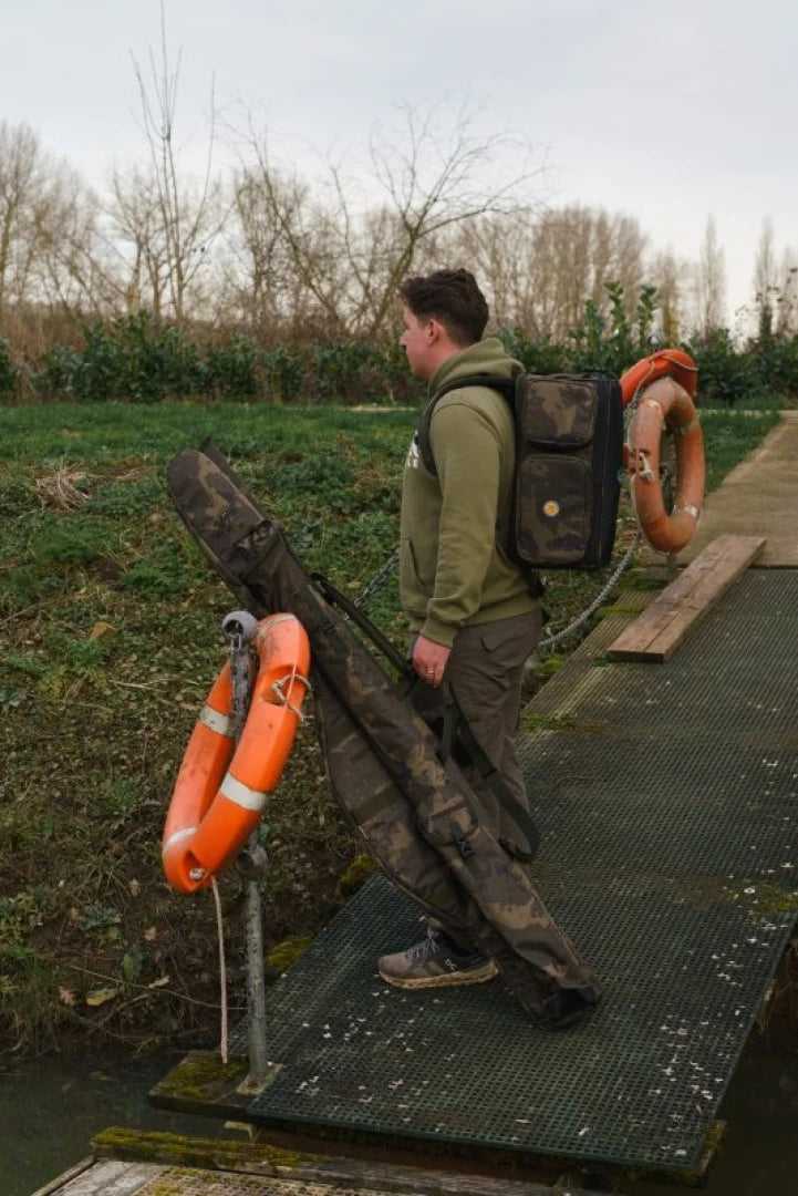 Solar Worldwide Ruckbag LGWW01 indossato in ambiente di pesca
