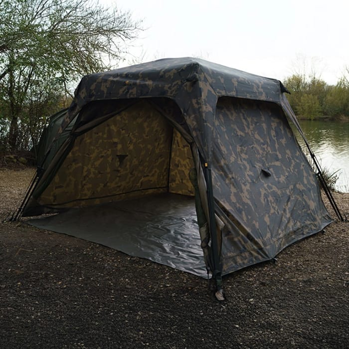 Solar Worldwide Quick Up Shelter Standard, riparo montato in postazione di pesca