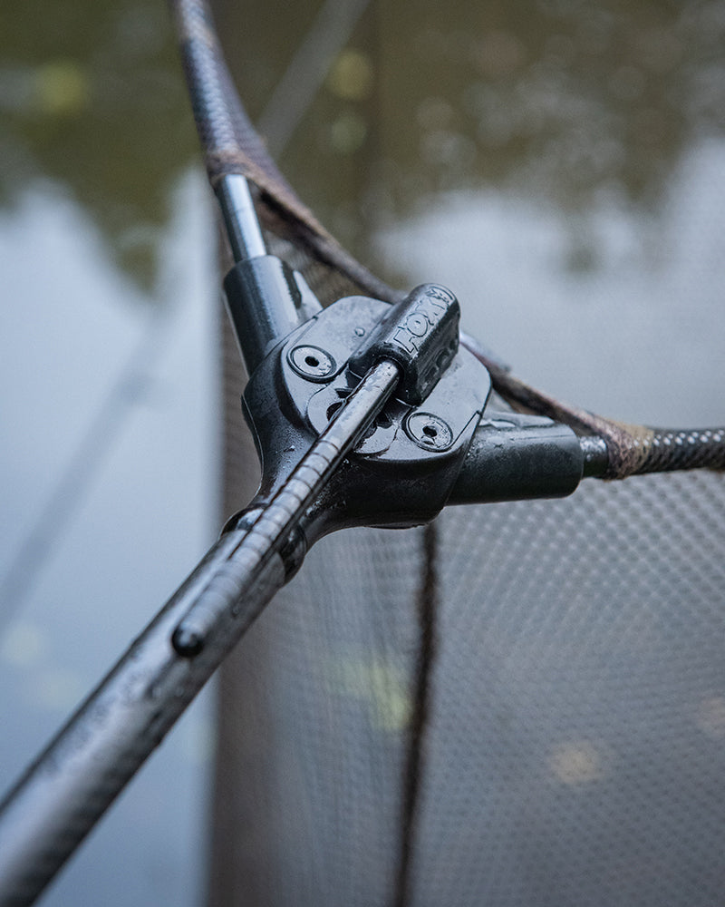 Fox Lever-Lok Landing Net dettaglio sistema Lever-Lok