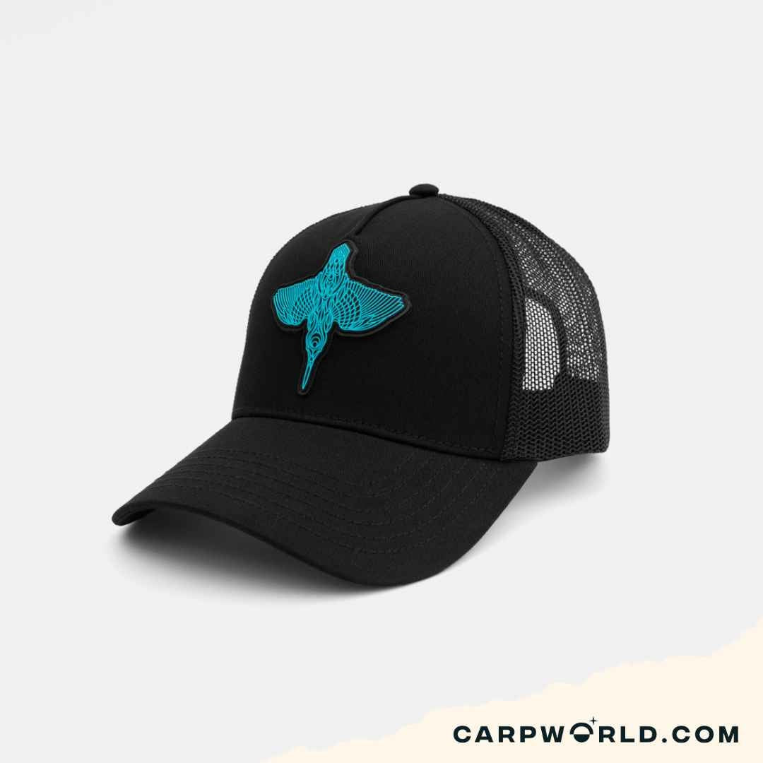 KUMU Take Flight Trucker Cap nero con patch blu