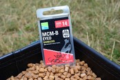 Preston MCM-B Eyed Barbless – confezione misura 14 in ambiente feeder